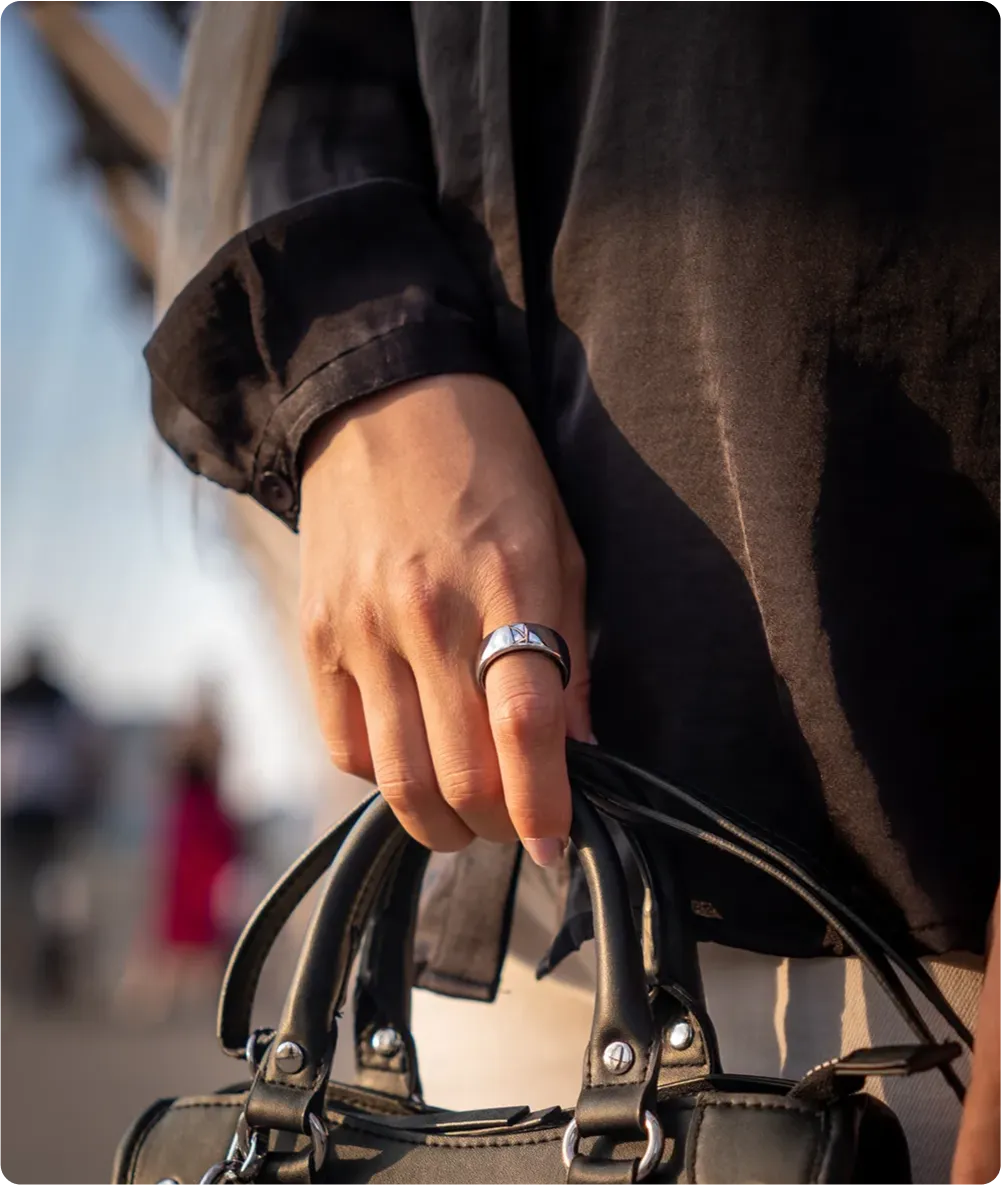 lady wearing a silver inspiring ring